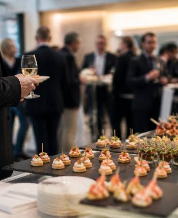 Traiteur organisation de reception : réussir un événement professionnel sur mesure