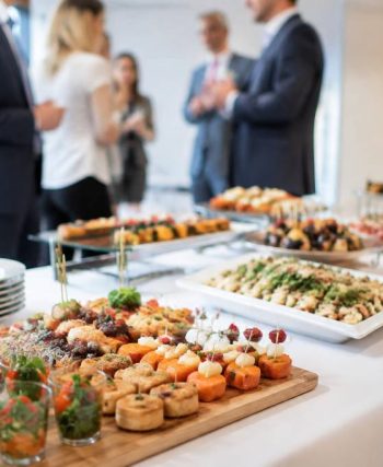 Plateau repas Paris : comment choisir un traiteur pour vos événements professionnels